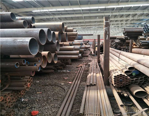 无缝钢管库存图片